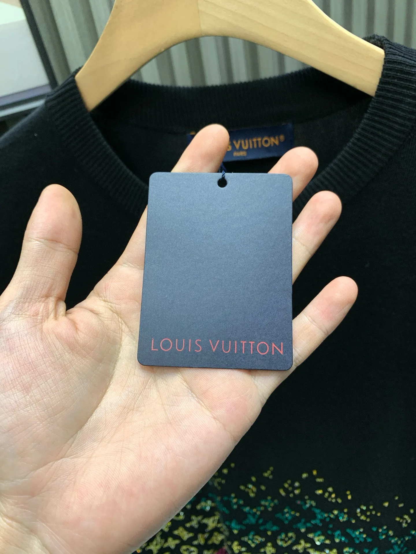 🅿️290 🀄️ Louis Vuitton Louis Vuitton 2025 new style hot diamond knitted short sleeves ⚠️Original purchase ¥18,650 Fine needle cotton knitting Standard version #Imported fine yarn wool fabric piece 14s fine needle siro spinning technology is used to make the fabric piece. Fine yarn is used as the material. The imported material used is woven on a jacquard loom imported from Germany. This technology makes the yarn more uniform and smooth. Thereby increasing the comfort and durability of the fabric. Due to the use of high-quality yarn and advanced spinning technology, the texture of this sweater is very delicate and soft to the touch. It is made of linen embroidery thread combined with encrypted processing. The embroidery body has a subtle matte visual texture and the effect is three-dimensional and full. The smaller the rhinestone, the more sophisticated the requirements. It uses imported materials and is more flexible and glossy than ordinary rhinestones. The stitches are clear and smooth and have a three-dimensional texture effect. Its version design has some unique features such as concise lines. The fitted cut and signature neckline are both comfortable and durable, while also accentuating the wearer's neck. It can show off the wearer's wrist lines and add a sense of sophistication and neatness.